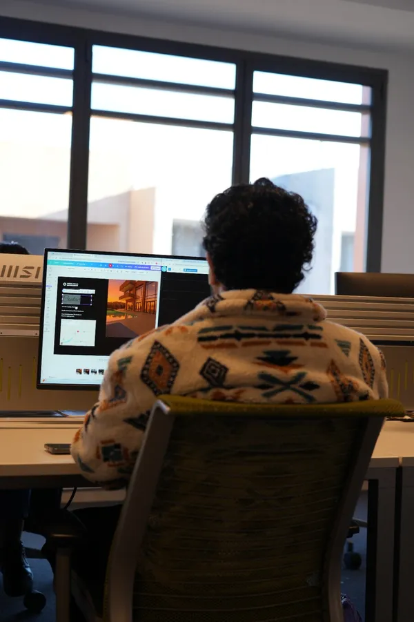 Ayoub Fattami, développeur web freelance, en train de concevoir un site pour un client